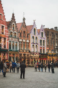 Gepflasterter Platz in einer Belgischen Altstadt