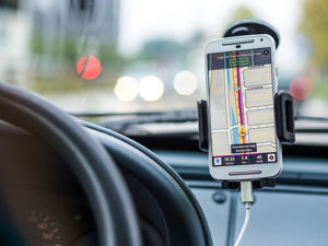 Smartphone in einer erlaubten Halterung für die Verwendung im Auto