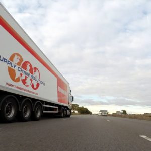 Ein LKW fährt mit überhöhter Geschwindigkeit auf der Autobahn